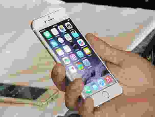 iPhone đời cũ tiếp tục rớt giá - Báo Người lao động