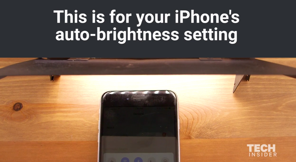 Vì sao giữa đèn flash và camera trên iPhone lại có chấm đen nhỏ?