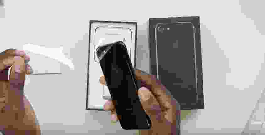 iPhone 7 Plus đen nhám: iPhone 7 Plus đen nhám là mẫu thiết kế sang trọng với ngoại hình đầy cá tính. Chiếc điện thoại này có màn hình lớn, camera kép và được trang bị bộ xử lý A10, giúp cho việc xử lý các tác vụ phức tạp trở nên nhanh chóng và thuận tiện hơn. Với cấu hình mạnh mẽ, iPhone 7 Plus đen nhám sẽ là sự lựa chọn tuyệt vời cho những người đam mê công nghệ.