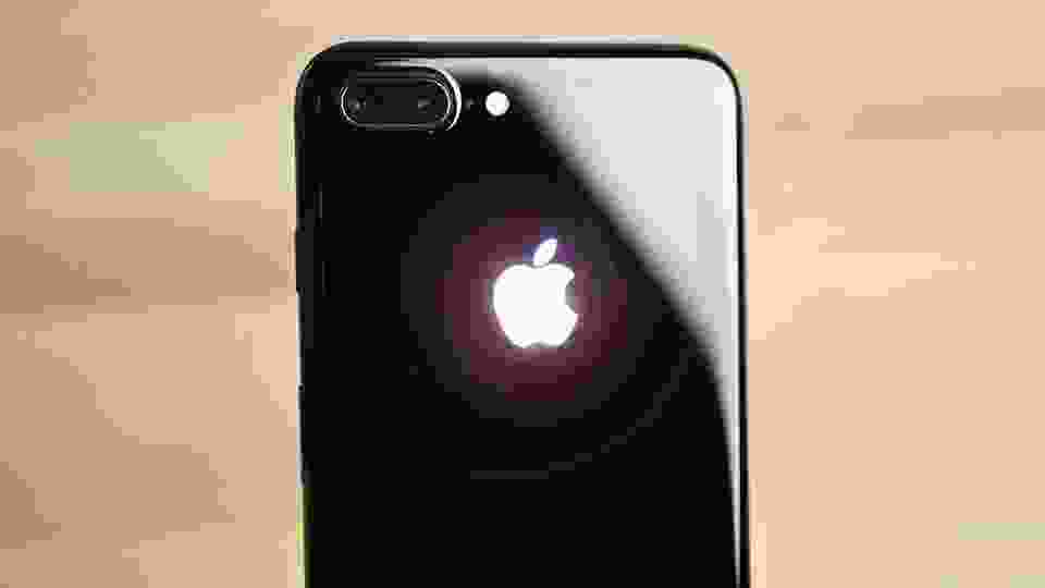 Cách làm logo Táo phát sáng trên iPhone 7 như Macbook - Fptshop.com.vn