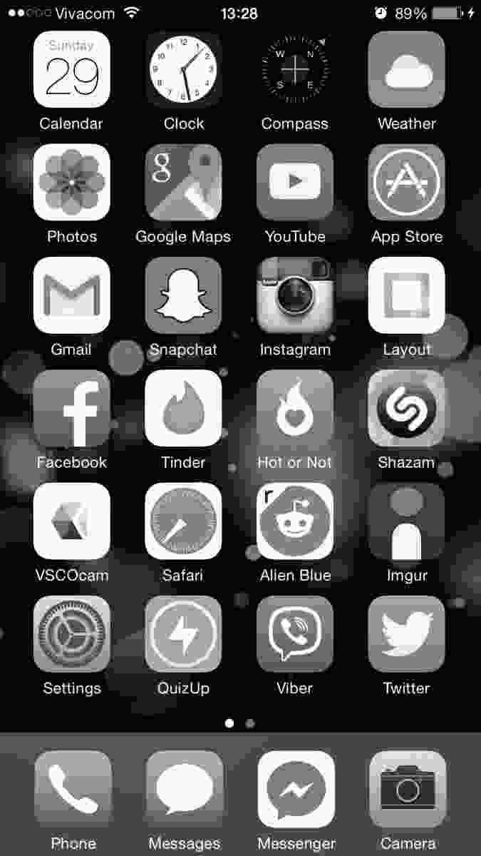 Chế độ màn hình đen trắng trên iPhone: Trải nghiệm tuyệt vời với chế độ màn hình đen trắng trên iPhone ở 2024! Sự đơn giản và truyền cảm của hình ảnh đen trắng sẽ giúp bạn thăng hoa trong công việc đồ họa hoặc thư giãn với người thân. Không những thế, chế độ này còn giúp tiết kiệm pin và bảo vệ mắt của bạn.