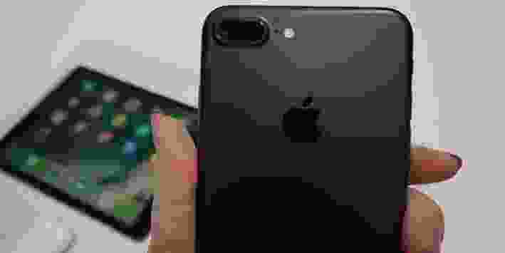 So sánh ảnh xóa phông của Huawei P10 và iPhone 7 Plus - Fptshop.com.vn