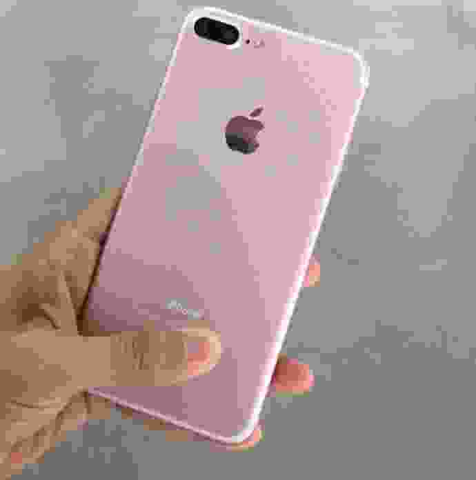 Hãy tham khảo hình ảnh iPhone 7 Plus màu Rose Gold để trải nghiệm thiết kế đẳng cấp và sang trọng của chiếc điện thoại này. Màu sắc tinh tế và lớp phủ chống bám vân tay sẽ giúp bạn luôn bảo vệ chiếc điện thoại yêu quý của mình.