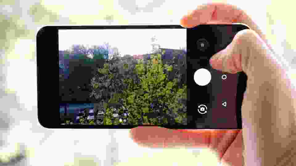 Chụp ảnh xóa phông bằng Google Camera: Bạn cảm thấy nhàm chán với tính năng chụp ảnh cơ bản của điện thoại? Google Camera sẽ mang đến cho bạn những trải nghiệm mới lạ với tính năng chụp ảnh xóa phông, tạo ra những bức ảnh sáng tạo và chất lượng cao.