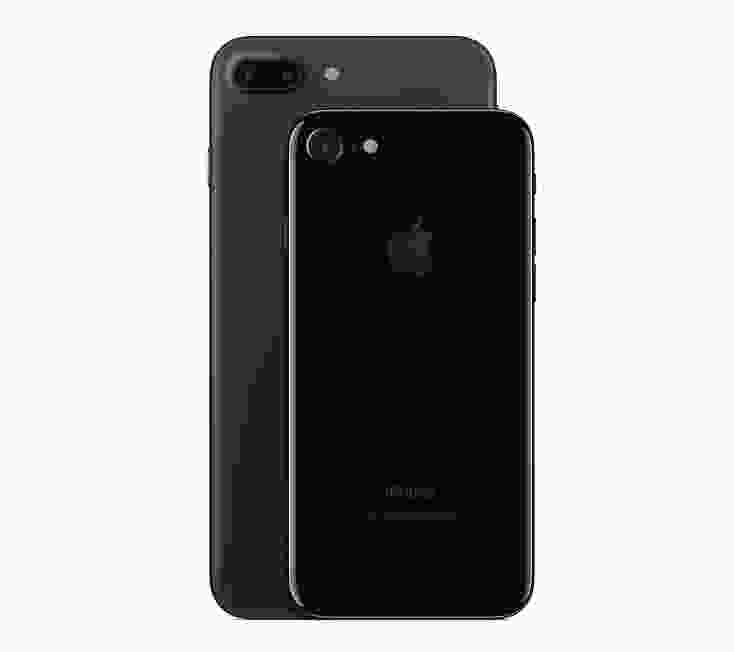 iPhone 7 Plus màu bạc và đen nhám mang đến vẻ ngoài hoàn hảo và quyến rũ cho người dùng. Với màn hình lớn và camera kép hoàn hảo, sản phẩm này đang được ưa chuộng nhất hiện nay. Vào năm 2024, iPhone 7 Plus được cập nhật để cải thiện hiệu suất và tối ưu hóa trải nghiệm người dùng.