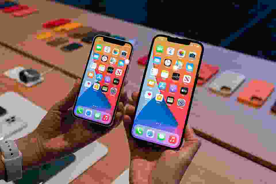 iPhone 12 Pro Max: Bạn đang tìm kiếm một chiếc smartphone với thiết kế đẹp mắt và tính năng vượt trội? Hãy ngắm nhìn chiếc iPhone 12 Pro Max đầy cuốn hút này. Với màn hình OLED vô cực, camera đa năng 3 ống kính và hệ thống chip mạnh mẽ, bạn sẽ không thể rời mắt khỏi thiết bị này.