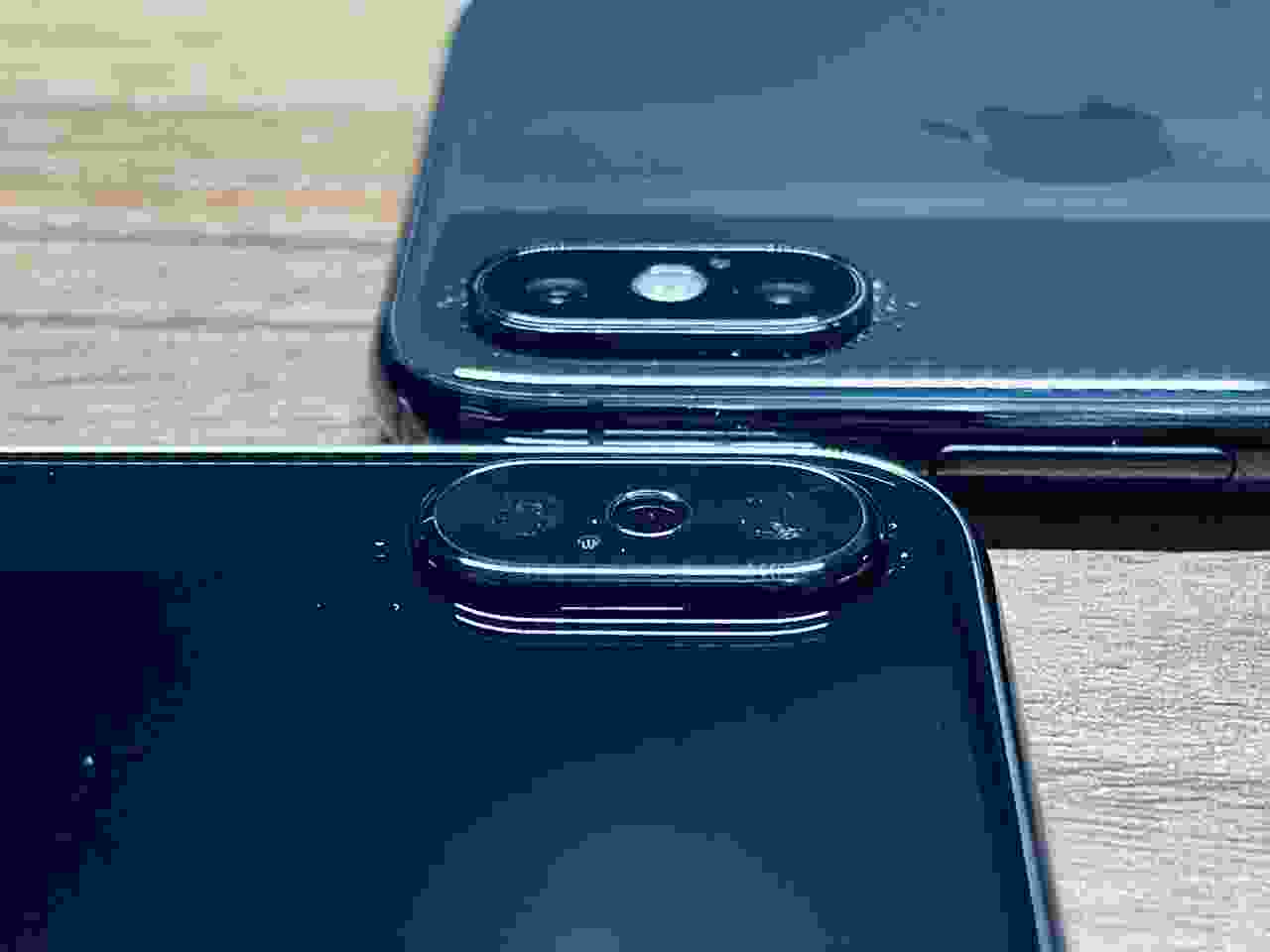 iPhone X màu đen: Chiếc iPhone X màu đen vô cùng sang trọng và đầy quyền lực. Bạn sẽ không thể chối từ cơ hội ngắm nhìn thiết kế đẳng cấp của iPhone X màu đen trong bức ảnh này.