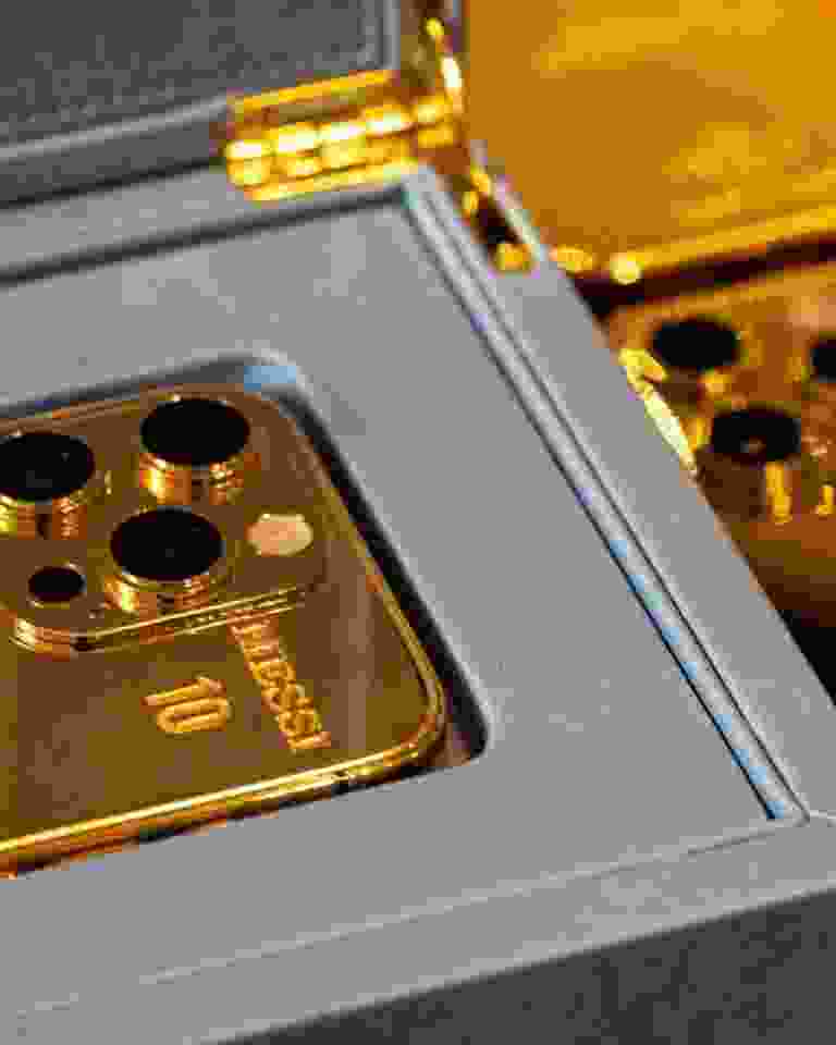 Thật đẹp mắt khi nhìn thấy chiếc iPhone 14 Pro mạ vàng rực rỡ này. Với lớp phủ mạ vàng sang trọng, chiếc iPhone này không chỉ là một chiếc điện thoại thông thường mà còn là một tác phẩm nghệ thuật. Nhấn vào ảnh để khám phá thêm về siêu phẩm này.