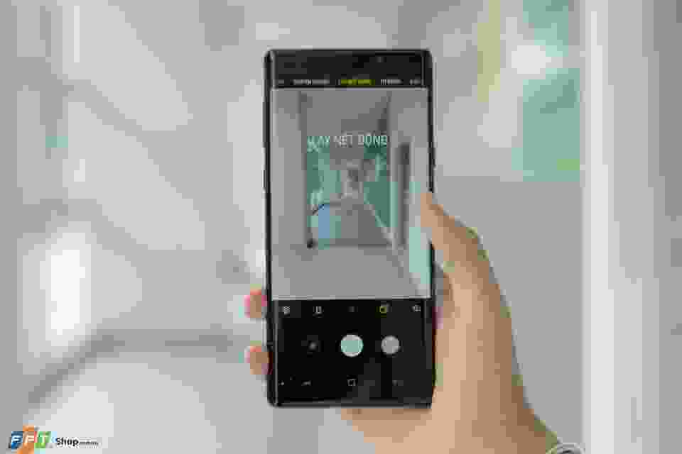 Galaxy Note 9 cho phép bạn chụp chân dung đẹp như mơ với tính năng Live Focus của nó. Công nghệ camera kép giúp tăng độ sâu và chiều sâu trong bức ảnh, giúp chúng ta tạo ra những bức ảnh chân dung sống động và chân thực.