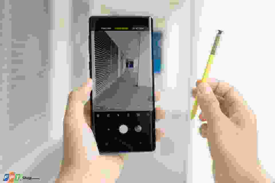 Chụp ảnh xóa phông trên note 9: 
Samsung Galaxy Note 9 đã mang đến cho người dùng một cái nhìn hoàn toàn mới về khả năng chụp ảnh trên điện thoại thông minh. Tính năng xóa phông hỗ trợ AI của chiếc điện thoại này giúp bạn có thể tạo ra những bức ảnh chuyên nghiệp chỉ trong một nốt nhạc. Hãy tải ngay ứng dụng trên Note 9 và trải nghiệm ngay thôi nào!