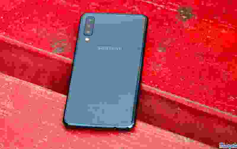 Samsung Galaxy A7 2018 với 3 camera mặt sau lộ giá bán