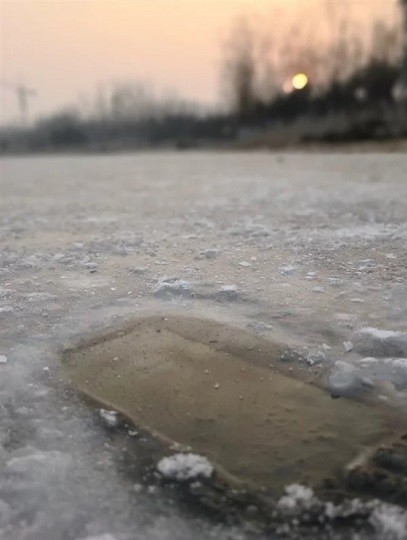 test Huawei Mate 10 Pro bị đóng băng dưới đáy hồ