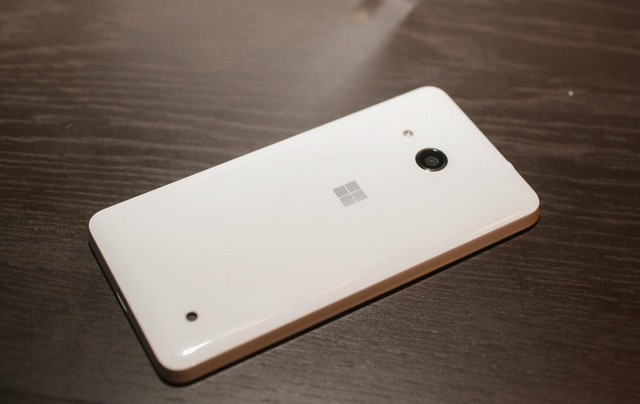 Lumia 550 vẫn giữ thiết kế cơ bản của dòng Lumia nói chung