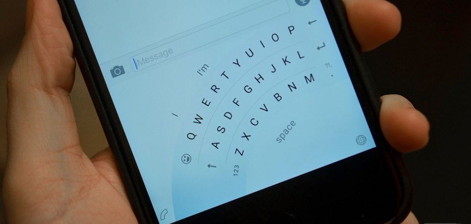 Nhắn tin một tay trên iPhone với bàn phím ảo của Microsoft
