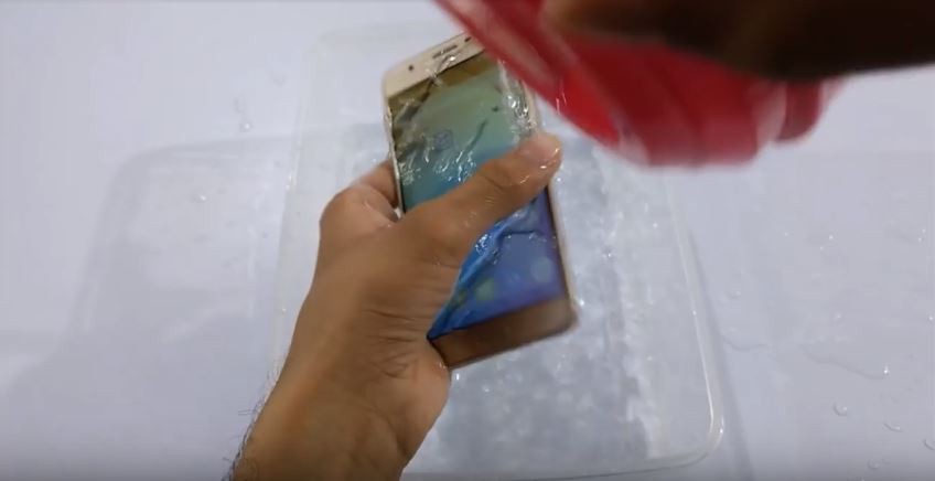 Galaxy J7 Prime bỗng dưng “chống nước”