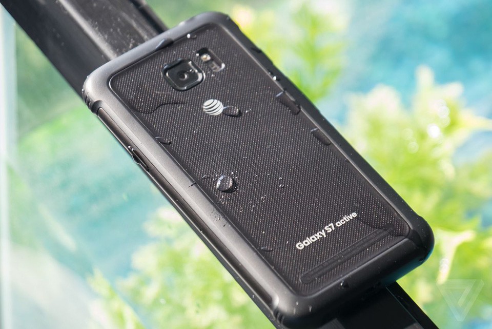 Sốc việc Galaxy S7 Active chết đuối khi ngâm nước