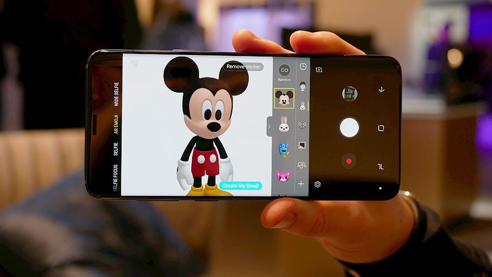 Mickey Mouse và Minnie Mouse AR Emoji trên Galaxy S9