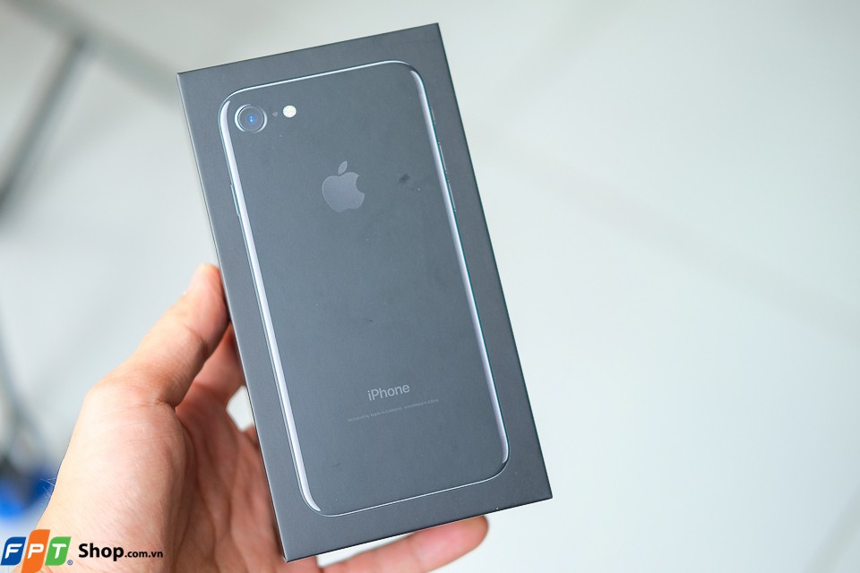 Trên tay iPhone 7 Jet Black bản thương mại tại Việt Nam 