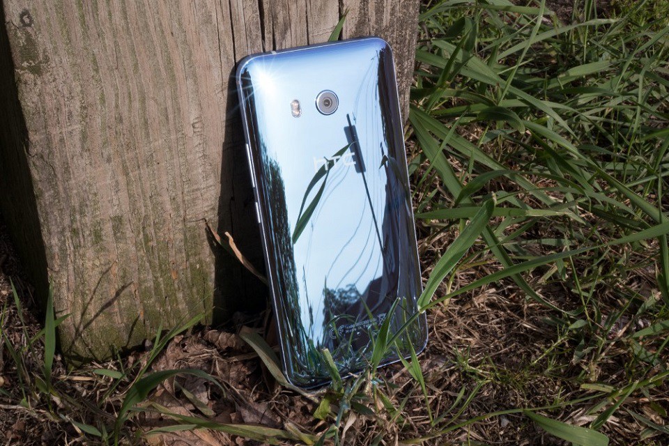 HTC U11 sở hữu thiết kế khá bóng bẩy