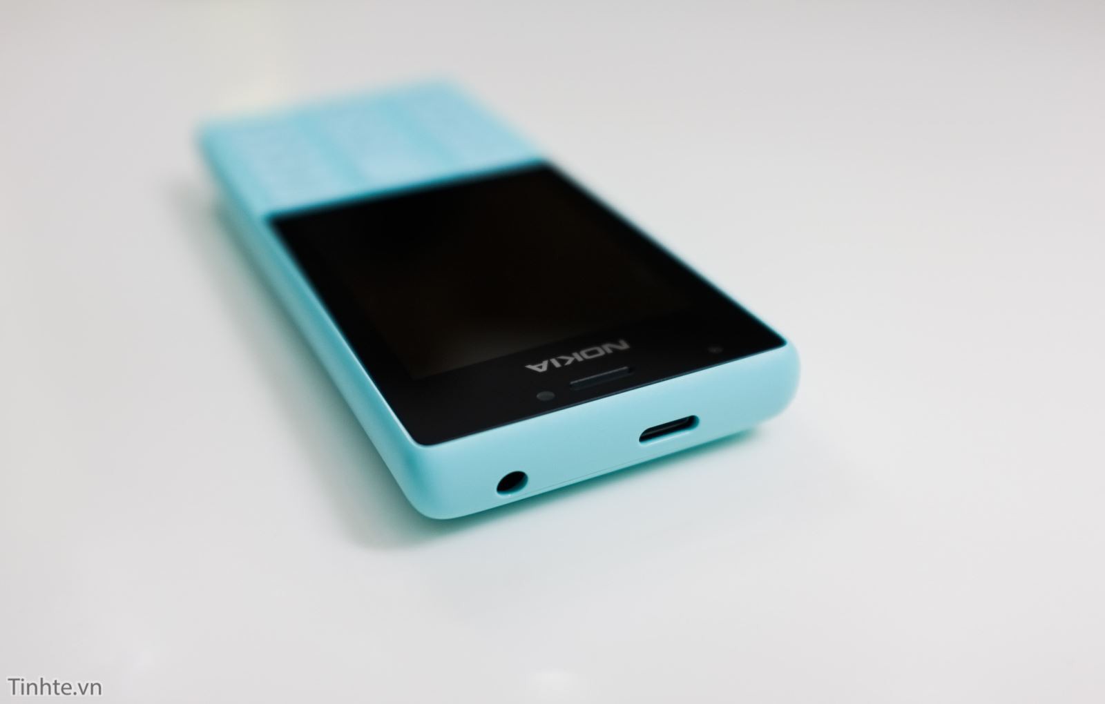 Cận cảnh chiếc Nokia 216 phiên bản màu xanh tuyệt đẹp 4