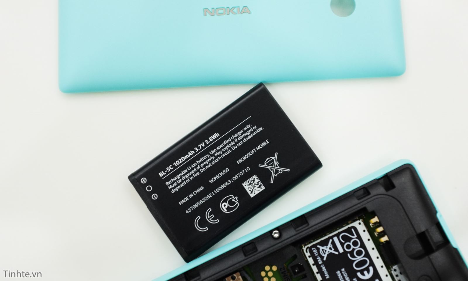 Cận cảnh chiếc Nokia 216 phiên bản màu xanh tuyệt đẹp 5