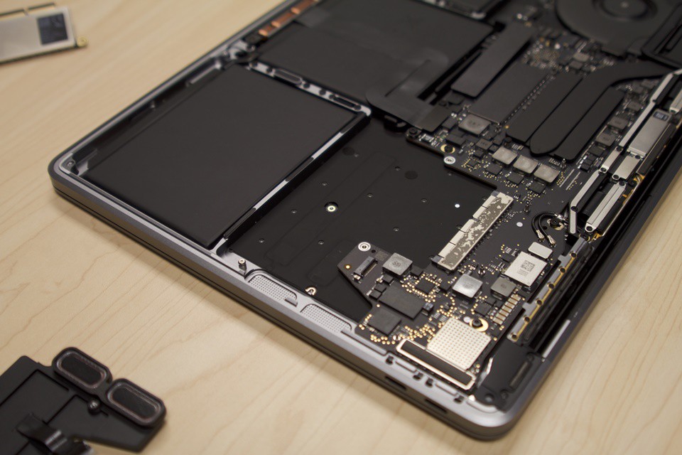 Mổ bụng Macbook Pro 2016 13 inch - Hình 6