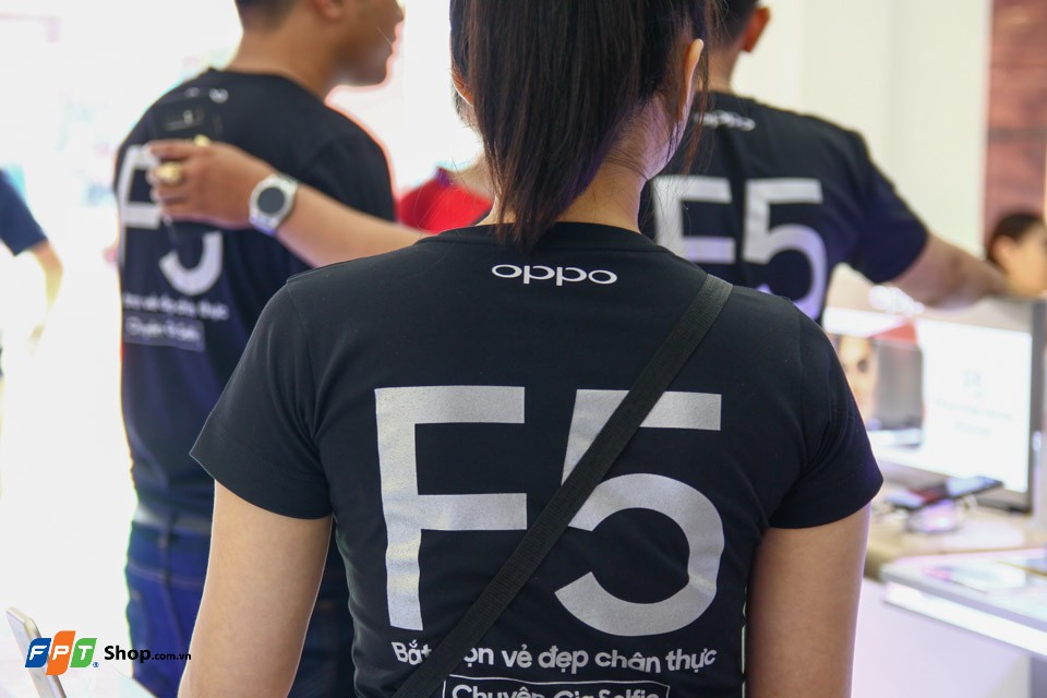 Ngày đầu mở bán OPPO F5 tại FPTShop (Ảnh 11)