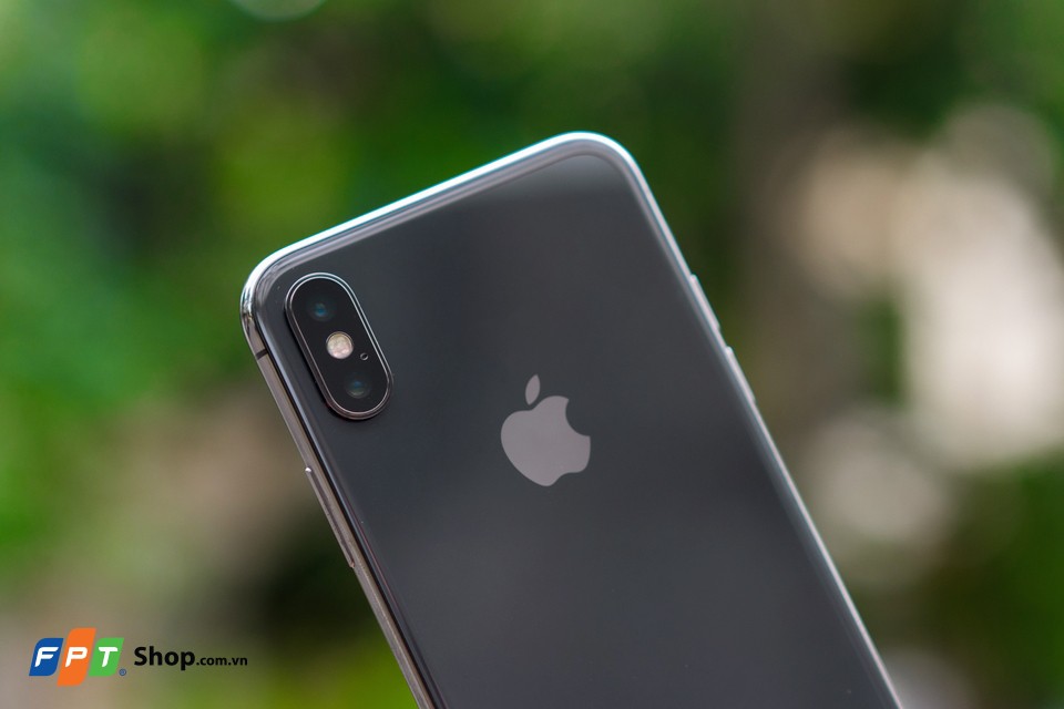 iPhone X màu đen vừa hiện đại lại vừa hút mắt. Khám phá chi tiết từng vạch nét thiết kế của chiếc điện thoại này để thấy rõ sự tinh tế và sang trọng mà nó mang lại.
