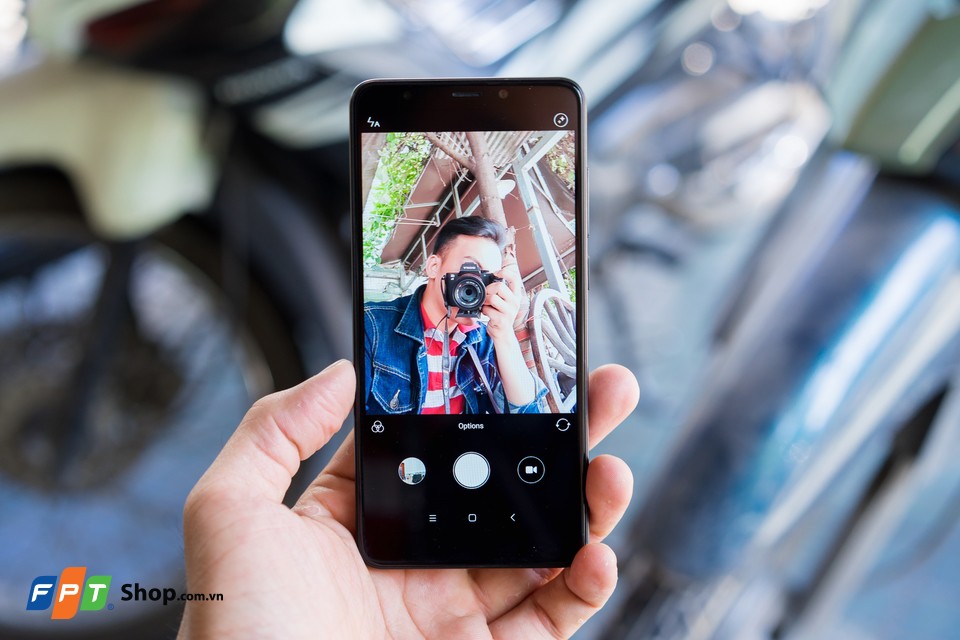 Xiaomi Redmi 5 - Đây là một trong những điện thoại thông minh tuyệt vời nhất của Xiaomi! Với màn hình lớn và camera chất lượng cao, chiếc điện thoại này không chỉ phù hợp với những người yêu công nghệ mà còn phù hợp cho những người đam mê chụp ảnh và tự sướng.