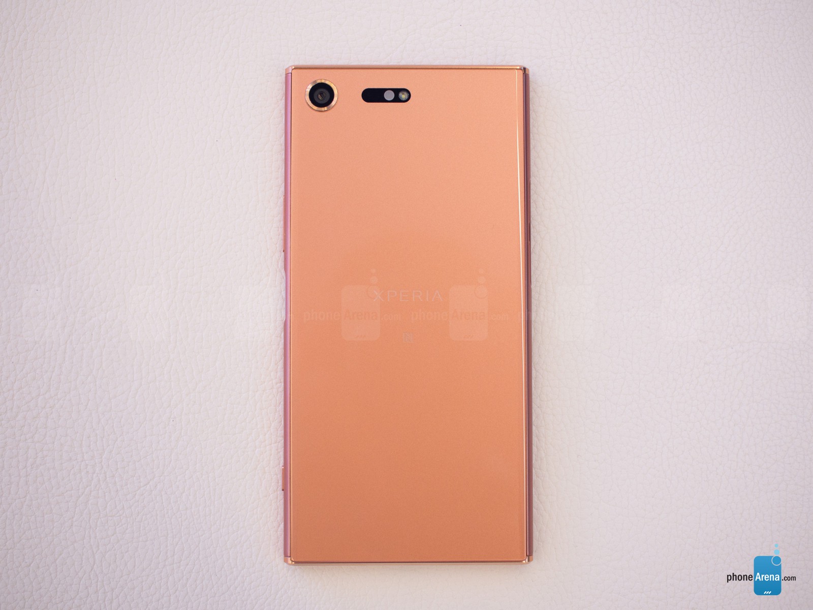 Trên tay siêu phẩm màn hình 4K - Xperia XZ Premium màu Bronze Pink