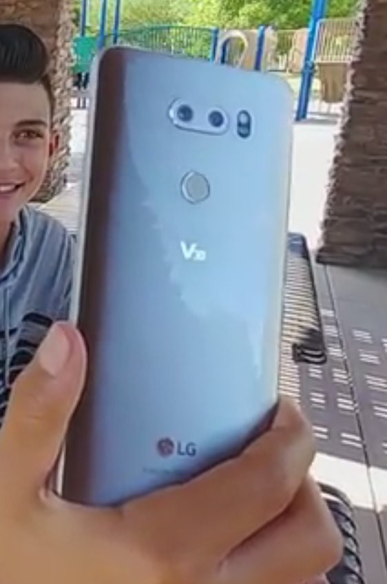 Cận cảnh LG V30 camera kép trên tay người dùng