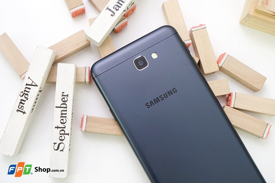 Samsung Galaxy J7 Prime sở hữu thiết kế nguyên khối cứng cáp, chắc chắn
