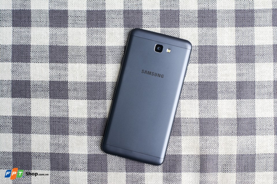 Samsung Galaxy J7 Prime có thiết kế kim loại nguyên khối