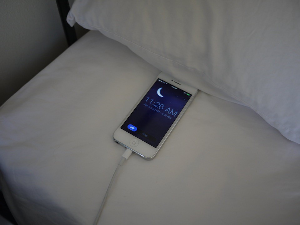 Không nên đặt điện thoại trên giường hay dưới gối.