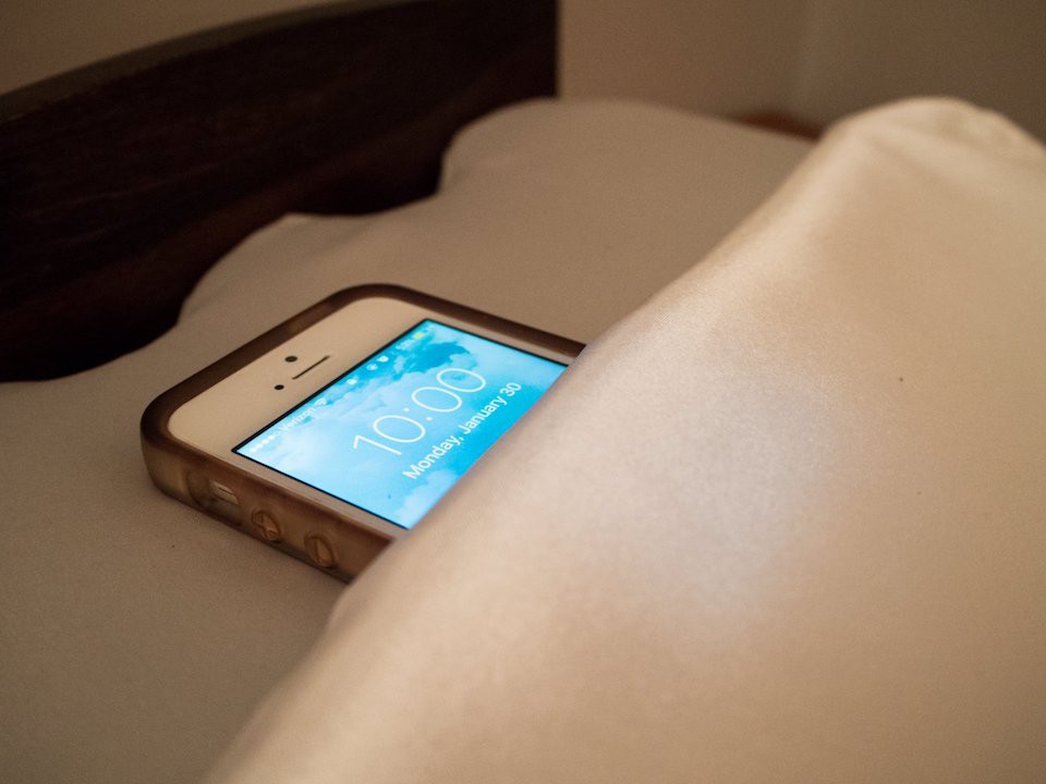 Không sạc pin điện thoại ở trên giường
