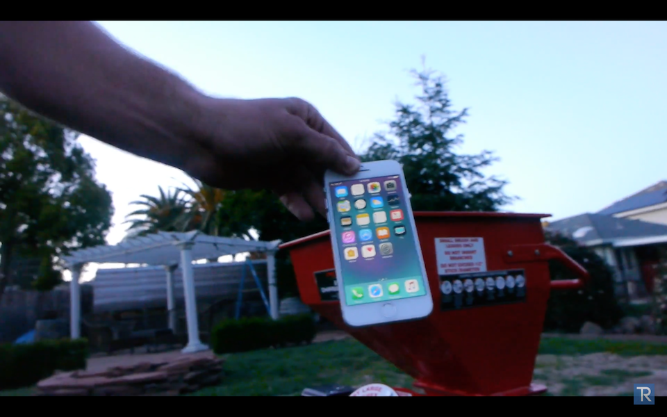 Đưa iPhone 7 vào máy nghiến gỗ