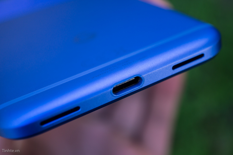 Gioăng nhựa xung quanh cổng USB-C cũng được sơn màu xanh