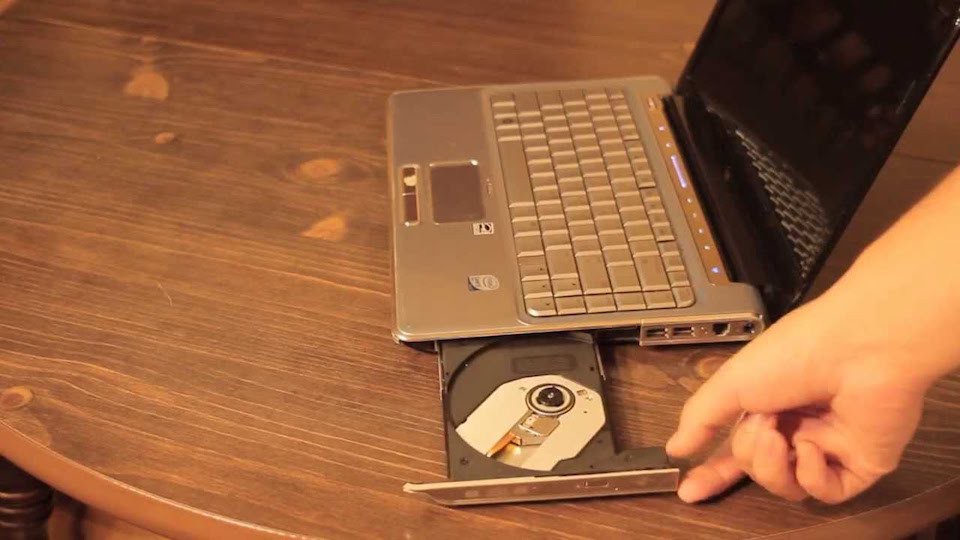 Đóng mở ổ đĩa không đúng cách có thể khiến ổ đĩa bị hư.