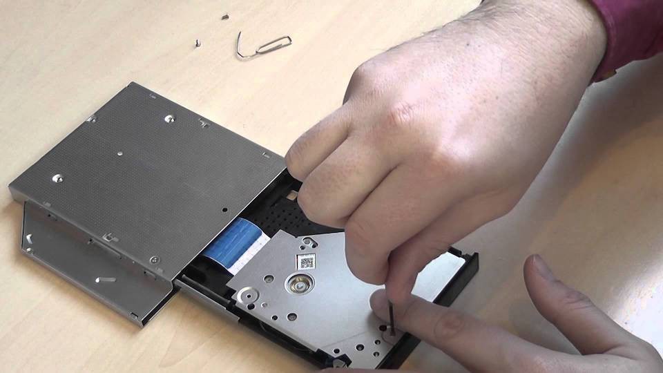 Ổ đĩa bị lỏng hay cáp kết nối bị đứt sẽ khiến laptop không nhận được ổ đĩa.