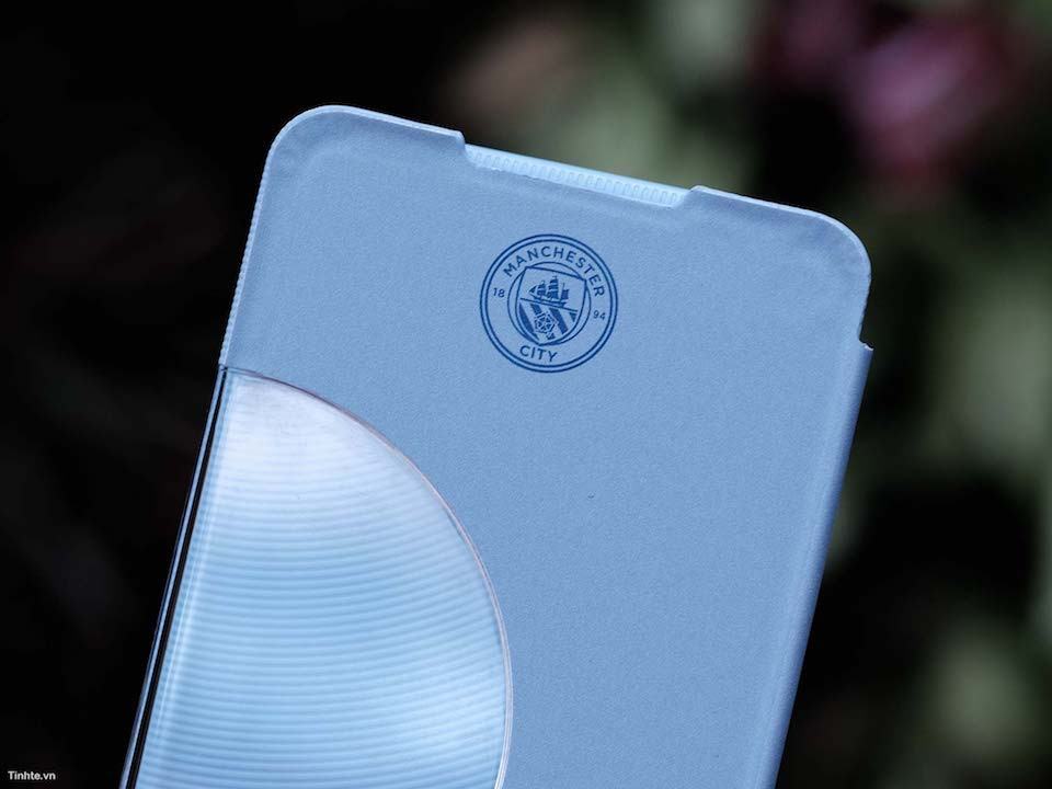 Logo Manchester City trên case bảo vệ