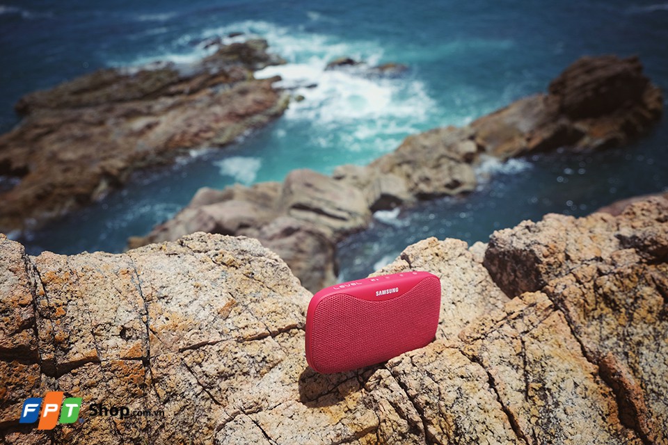 Loa Slim Box và Galaxy A3 2017 gợi cảm trên bãi biển 12