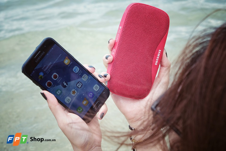Loa Slim Box và Galaxy A3 2017 gợi cảm trên bãi biển 6