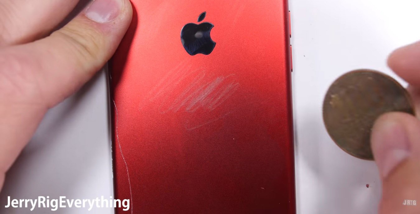 thử nghiệm trầy xước iPhone 7 đỏ