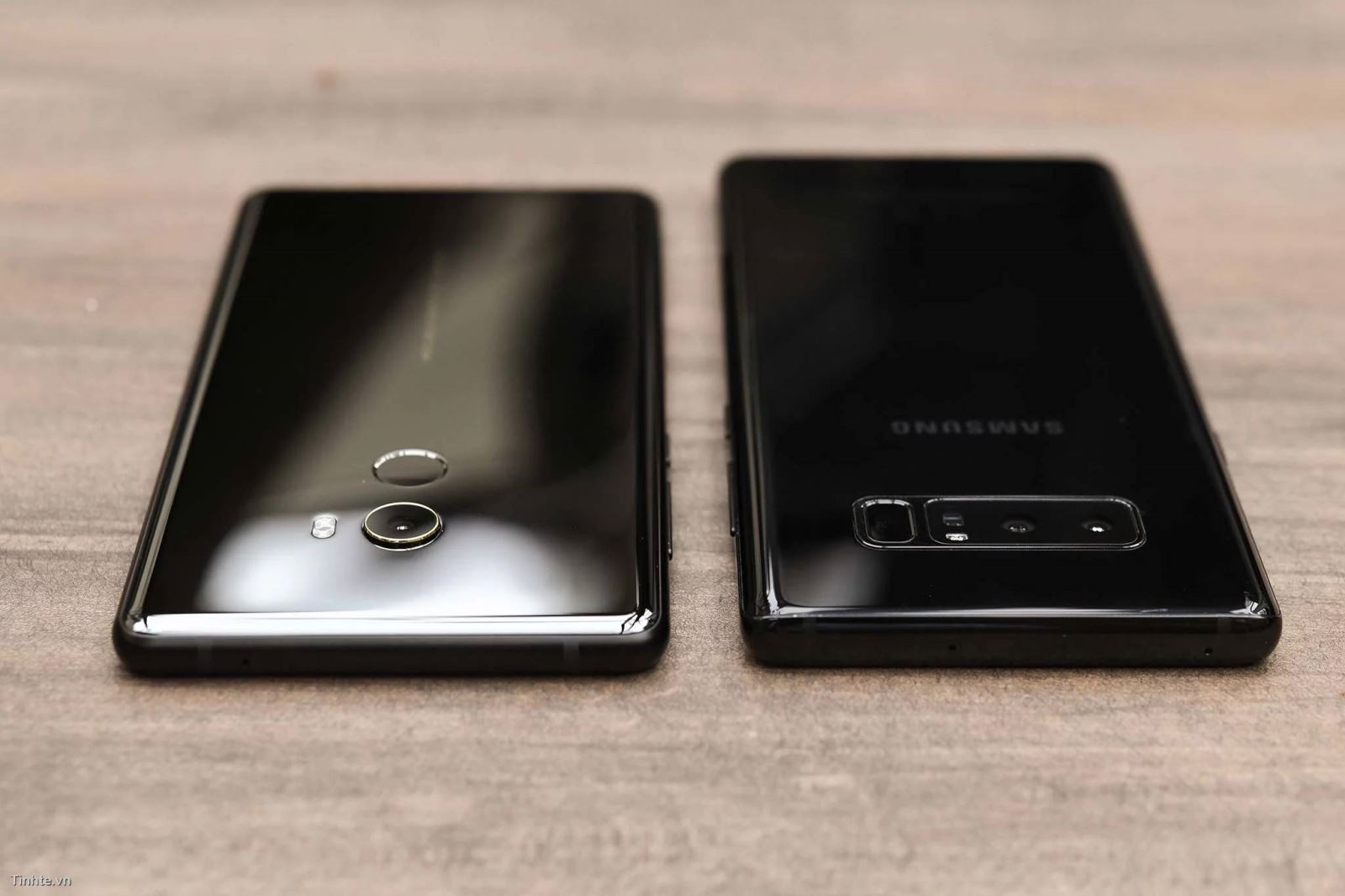 so sánh Samsung Galaxy Note8 và Xiaomi Mi Mix 2
