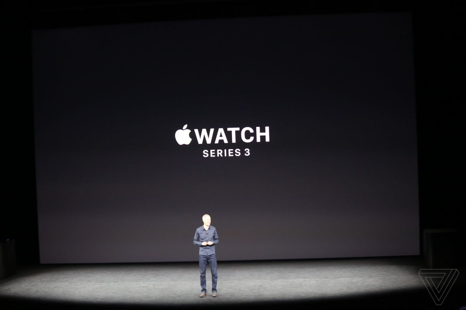 Và sau gần 20 phút diễn ra sự kiện, sản phẩm công nghệ đầu tiên của hãng cũng được trình làng – Apple Watch Series 3!!