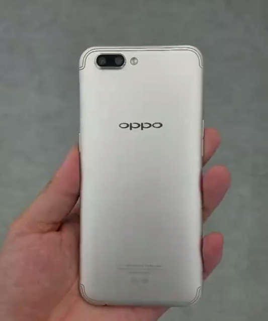 Ngoại hình OPPO R11 đẹp không kém iPhone 7 Plus