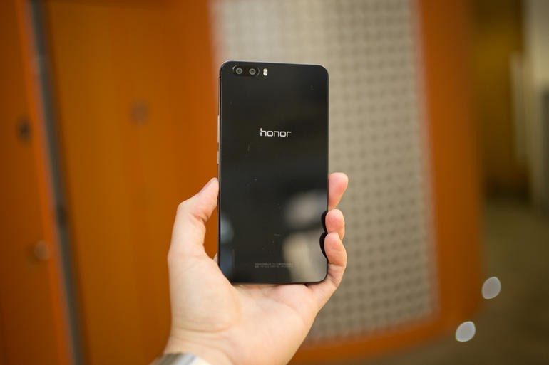 Huawei Honor 6 Plus có thiết kế đẹp và màn hình hiển thị chân thực