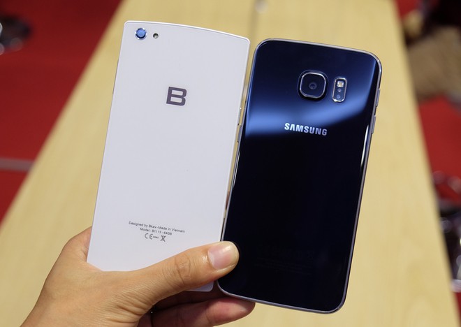 ​Hai chiếc đều có màn hình ngang nhau khi Bphone là 5 inch còn Galaxy S6 Edge là 5,1 inch