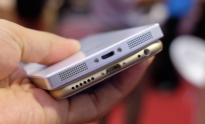 ốc vít của Bphone nhìn thô hơn của iPhone