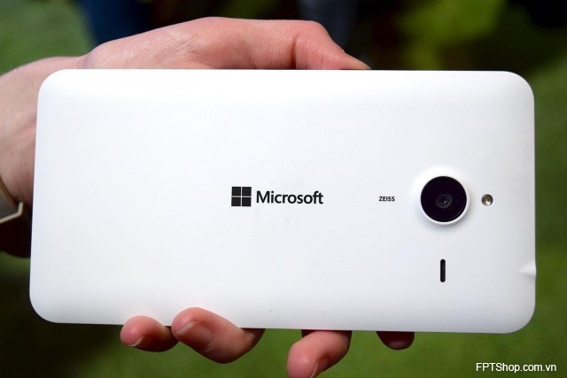 Kiểu thiết kế của Microsoft Lumia 640 XL đơn giản và giống như nhiều mẫu Lumia trước đó